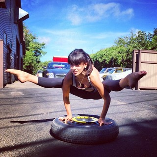 Hilaria Baldwin feet photo thumbnail