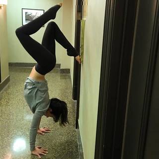 Hilaria Baldwin feet photo thumbnail