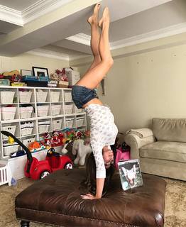 Hilaria Baldwin feet photo thumbnail