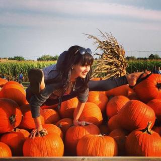 Hilaria Baldwin feet photo thumbnail