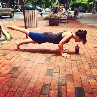 Hilaria Baldwin feet photo thumbnail