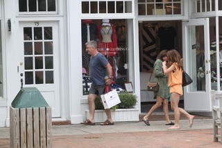 Hilaria Baldwin feet photo thumbnail