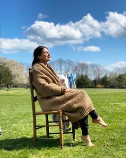 Hilaria Baldwin feet photo thumbnail