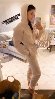 Hilaria Baldwin feet photo thumbnail