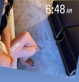 Hilaria Baldwin feet photo thumbnail