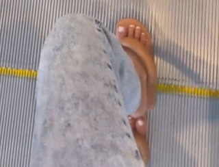 Hilaria Baldwin feet photo thumbnail