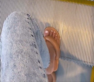 Hilaria Baldwin feet photo thumbnail