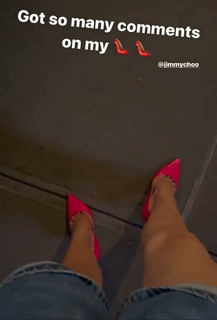 Hilaria Baldwin feet photo thumbnail