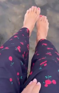 Hilaria Baldwin feet photo thumbnail