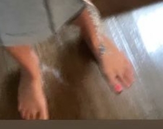 Hilaria Baldwin feet photo thumbnail