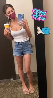 Hilaria Baldwin feet photo thumbnail