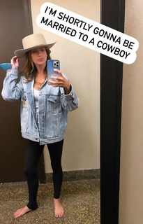 Hilaria Baldwin feet photo thumbnail