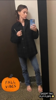 Hilaria Baldwin feet photo thumbnail