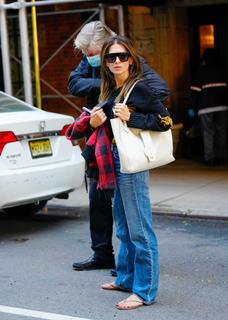 Hilaria Baldwin feet photo thumbnail