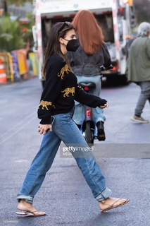 Hilaria Baldwin feet photo thumbnail