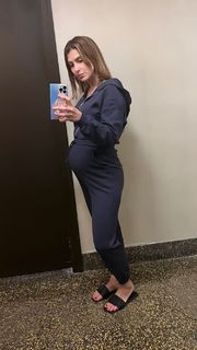 Hilaria Baldwin feet photo thumbnail