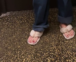 Hilaria Baldwin feet photo thumbnail