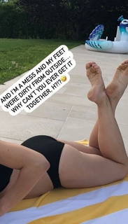 Hilaria Baldwin feet photo thumbnail