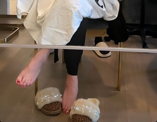Hilaria Baldwin feet photo thumbnail