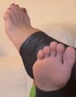 Hilaria Baldwin feet photo thumbnail