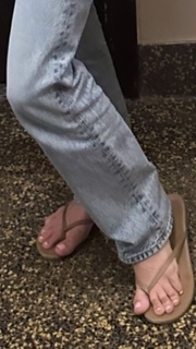 Hilaria Baldwin feet photo thumbnail