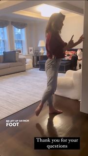 Hilaria Baldwin feet photo thumbnail