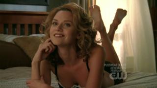 Hilarie Burton feet photo thumbnail