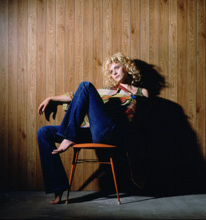 Hilarie Burton feet photo thumbnail