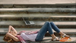 Hilarie Burton feet photo thumbnail
