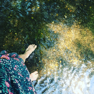 Hilarie Burton feet photo thumbnail