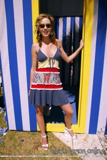Hilarie Burton feet photo thumbnail