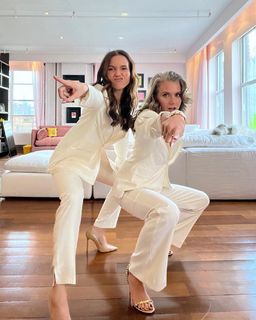 Hilarie Burton feet photo thumbnail