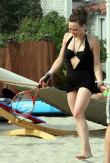 Hilary Duff feet photo thumbnail
