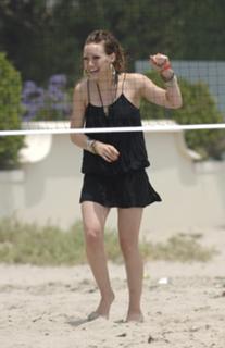 Hilary Duff feet photo thumbnail