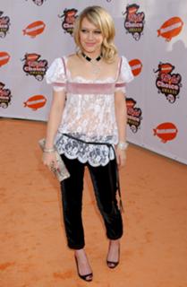 Hilary Duff feet photo thumbnail