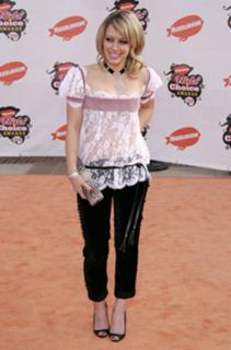 Hilary Duff feet photo thumbnail