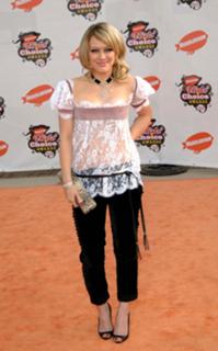 Hilary Duff feet photo thumbnail
