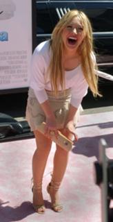 Hilary Duff feet photo thumbnail