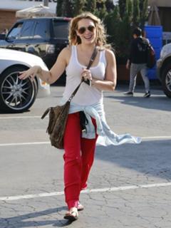 Hilary Duff feet photo thumbnail