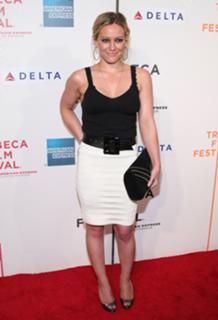 Hilary Duff feet photo thumbnail
