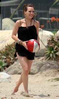 Hilary Duff feet photo thumbnail
