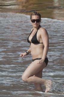 Hilary Duff feet photo thumbnail