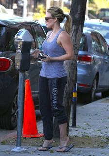 Hilary Duff feet photo thumbnail