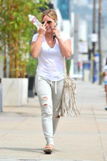 Hilary Duff feet photo thumbnail