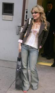 Hilary Duff feet photo thumbnail
