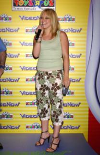 Hilary Duff feet photo thumbnail