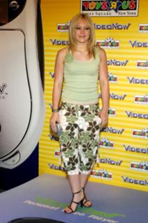 Hilary Duff feet photo thumbnail
