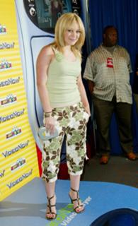 Hilary Duff feet photo thumbnail