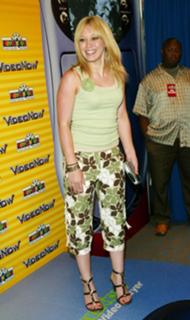 Hilary Duff feet photo thumbnail
