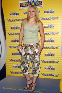 Hilary Duff feet photo thumbnail